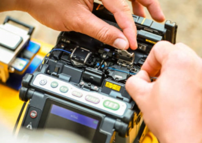 Soudeuse en action lors d'une préparation de soudure fibre optique.