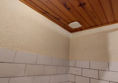 Bouche d’extraction plate design installée au plafond, marque Atlantic