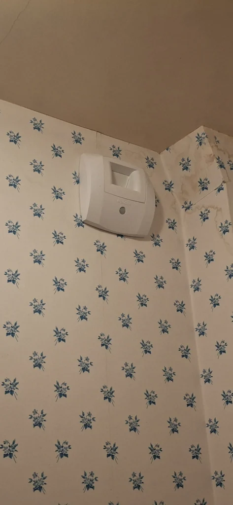 Bouche de VMC hygroréglable Aldes dans un WC équipée d’un détecteur de mouvement