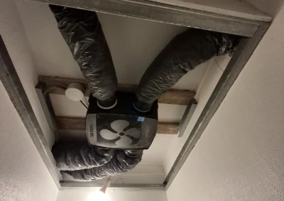 VMC autoréglable Atlantic extra plate installée en faux plafond avec gaines isolées