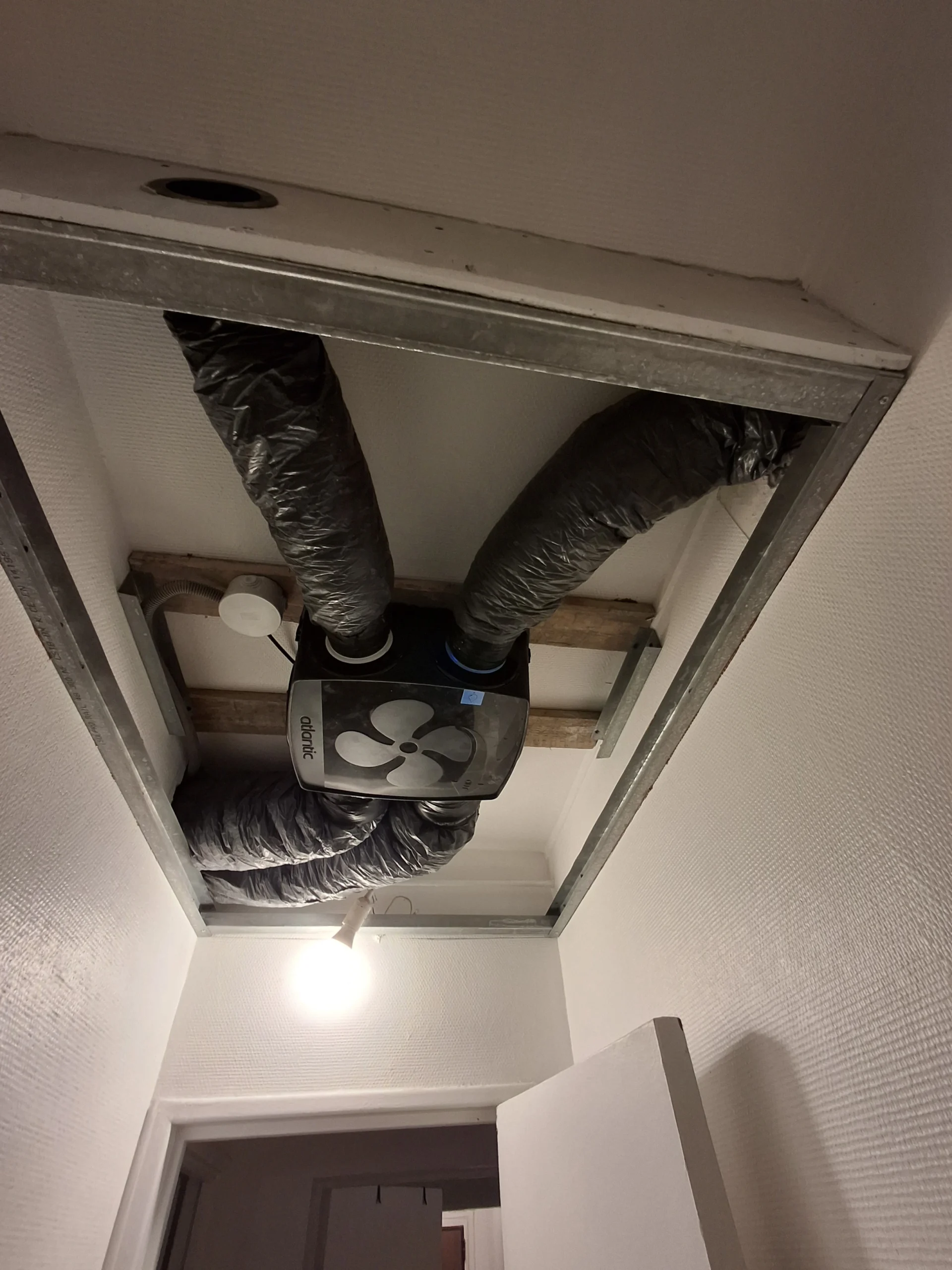 Installation VMC autoréglable Atlantic extra plate VMC autoréglable Atlantic extra plate installée en faux plafond avec gaines isolées