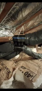 VMC hygroréglable Aldes installée dans des combles avec gaines isolées