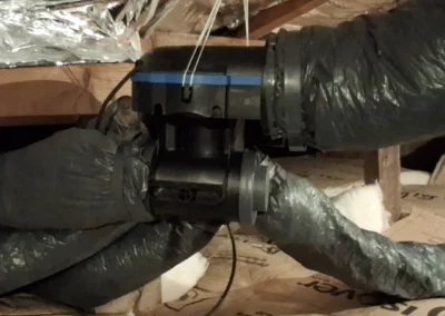 VMC hygroréglable Aldes installée dans des combles avec gaines isolées