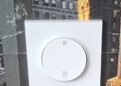 Bouton poussoir de la VMC hygroréglable pour activer le grand débit en cuisine