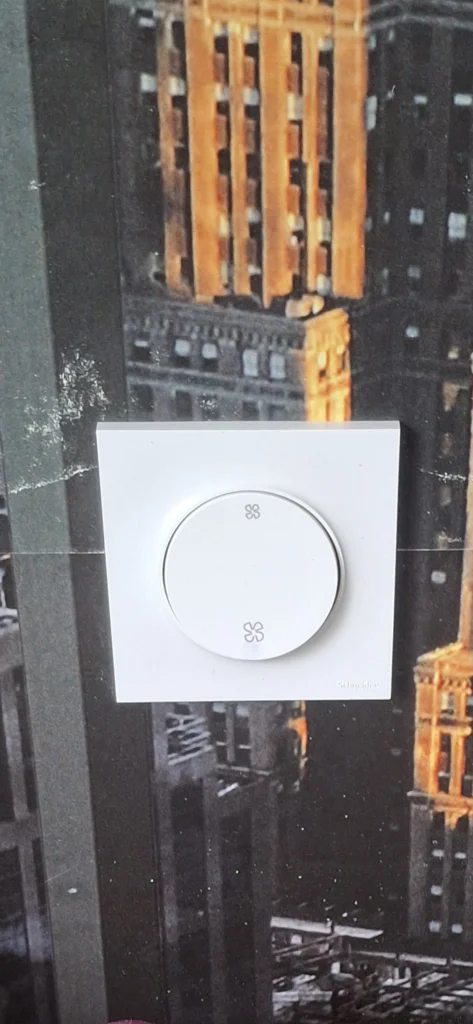 Bouton poussoir de la VMC hygroréglable pour activer le grand débit en cuisine