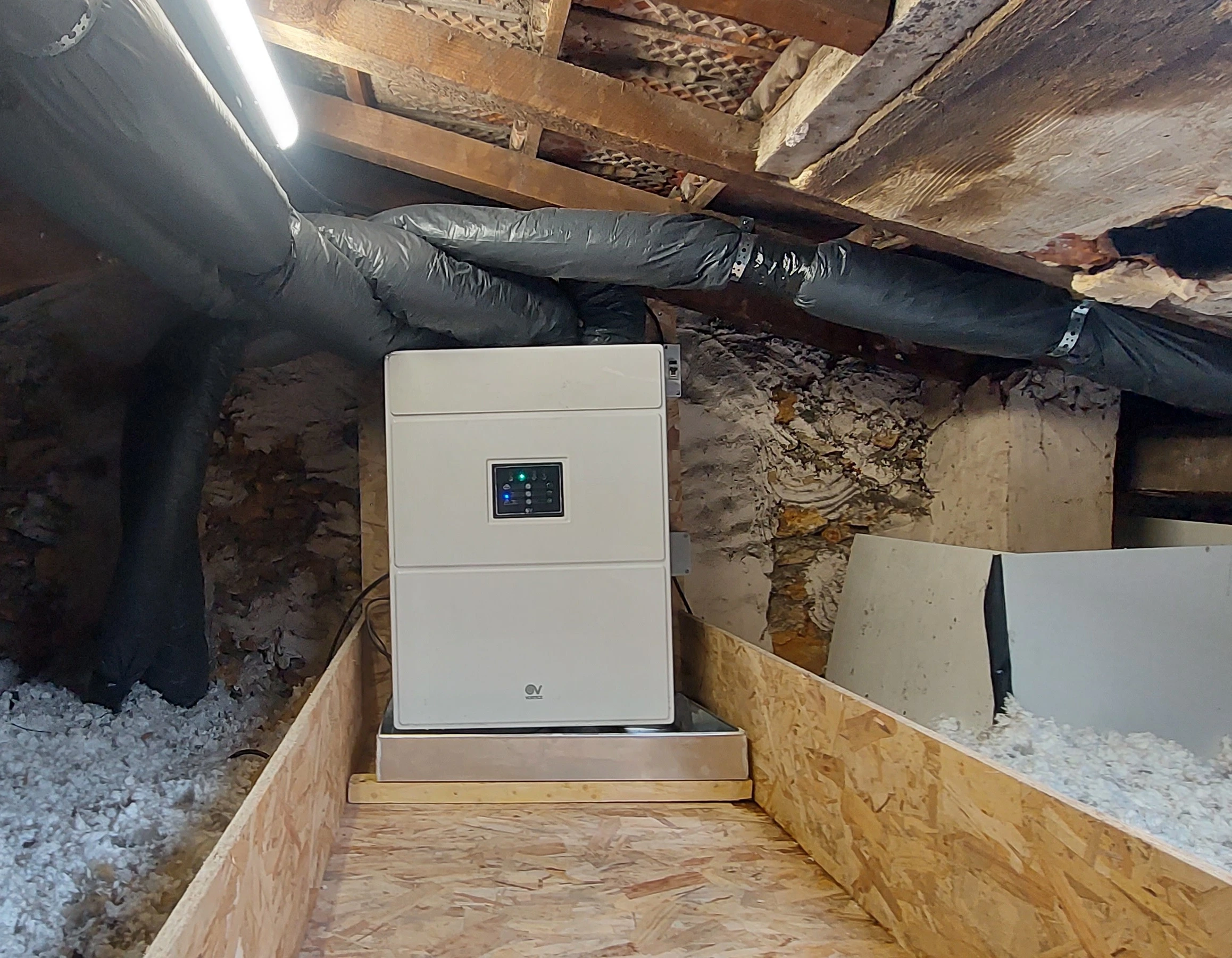 Caisson de VMC double flux posé dans les combles avec gaines isolées