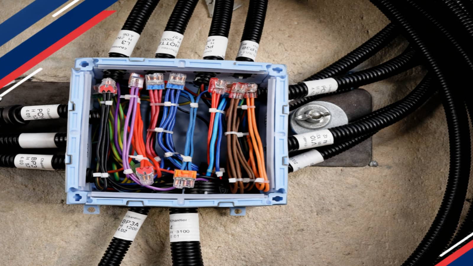 Boîte de dérivation type pieuvre avec bornes de connexion et gaines ICTA