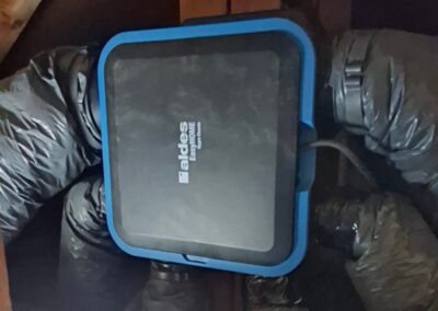 Caisson VMC hygroréglable Aldes extra-plat fixé sur la charpente, avec quatre raccordements sanitaires et une extraction cuisine.