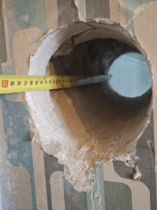 Carottage Ø125 dans un mur en pierre de 47 cm d’épaisseur pour passage de gaine de ventilation de cuisine.