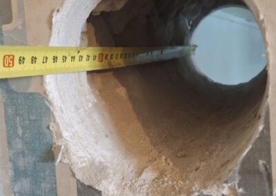 Carottage Ø125 dans un mur en pierre de 47 cm d’épaisseur pour passage de gaine de ventilation de cuisine.