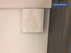 Centrale d’alarme filaire Risco LightSYS 2 installée en boîtier polycarbonate mural