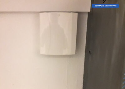 Centrale d’alarme filaire Risco LightSYS 2 installée en boîtier polycarbonate mural