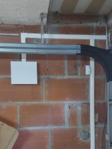 Centrale d’alarme Risco LightSYS installée au mur en version filaire avec boîtier métallique