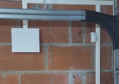Centrale d’alarme Risco LightSYS installée au mur en version filaire avec boîtier métallique