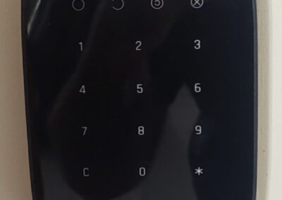 Clavier Ajax Keypad Plus noir sans fil avec lecteur RFID et clavier tactile rétroéclairé