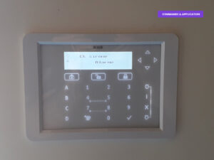 Écran du clavier tactile Risco Elegant Keypad encastré affichant l’état du système d’alarme