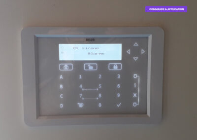 Écran du clavier tactile Risco Elegant Keypad encastré affichant l’état du système d’alarme