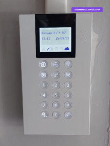 Clavier d’alarme Risco Panda LCD filaire avec lecteur de proximité RFID intégré installé au mur