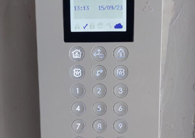 Clavier d’alarme Risco Panda LCD filaire avec lecteur de proximité RFID intégré installé au mur