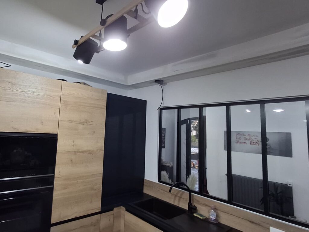 Coffrage horizontal en BA13 réalisé en partie haute de la cuisine pour passage des conduits de ventilation.