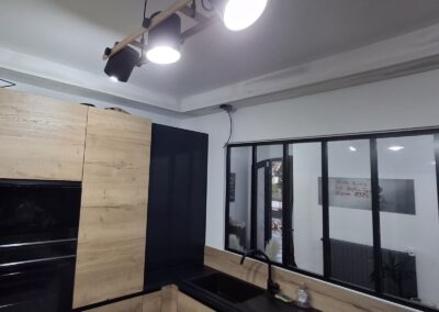 Coffrage horizontal en BA13 réalisé en partie haute de la cuisine pour passage des conduits de ventilation.