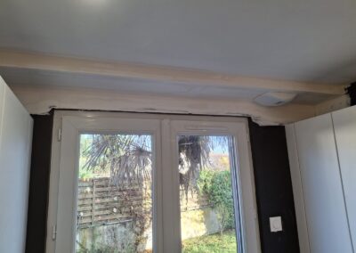 Coffrage en plaque de plâtre réalisé en plafond pour intégrer un réseau de gaine de ventilation VMC.