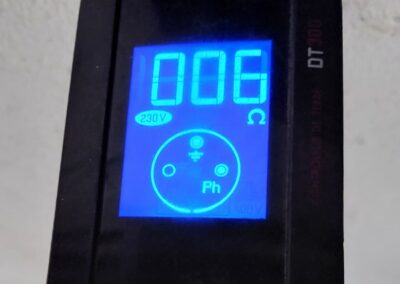 Testeur CATU DT300 indiquant une résistance de terre de 6 ohms sur une prise