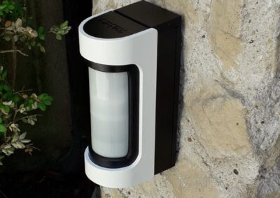 Détecteur d’approche extérieur Optex installé en façade pour protection périmétrique