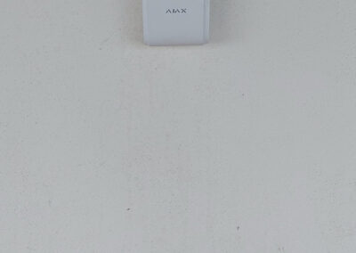 Détecteur de mouvement extérieur Ajax DualCurtain Outdoor bidirectionnel installé en façade, détection type rideau avec immunité animaux