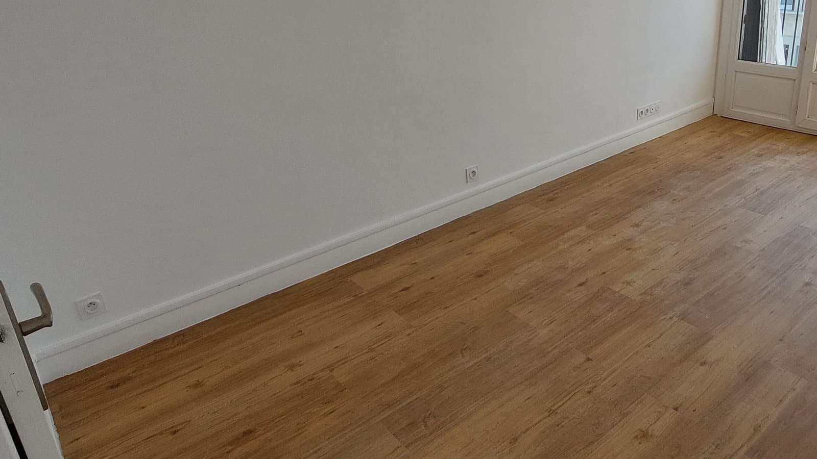 Distribution électrique semi-encastrée sous moulure avec prises encastrées