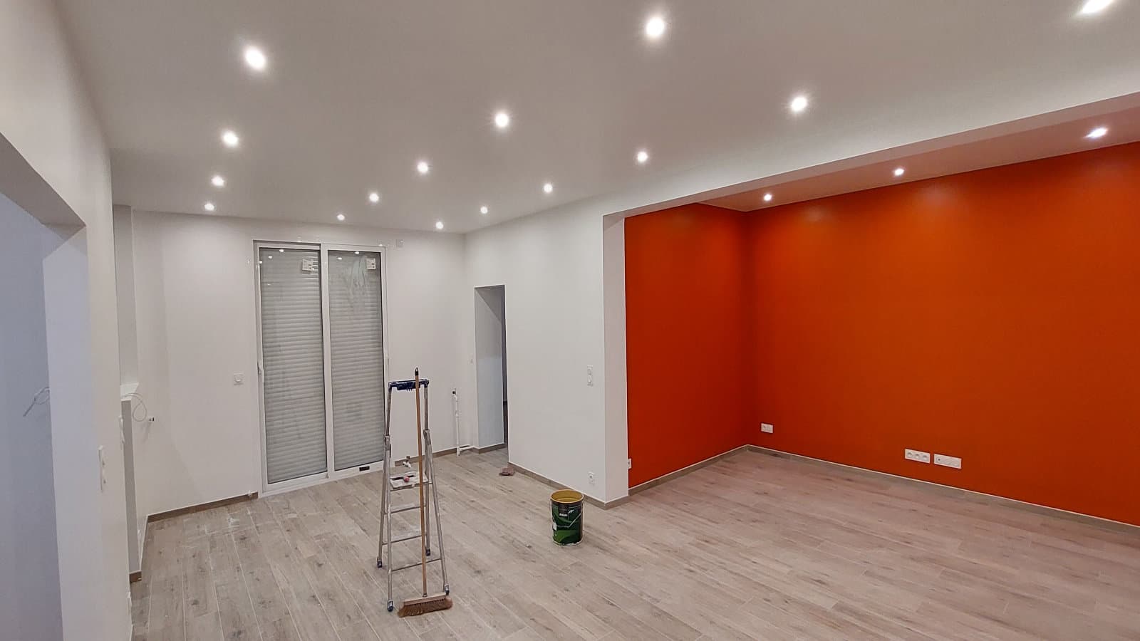 Installation électrique rénovée – projet complet Pièce de vie après rénovation électrique complète avec installation mise en conformité