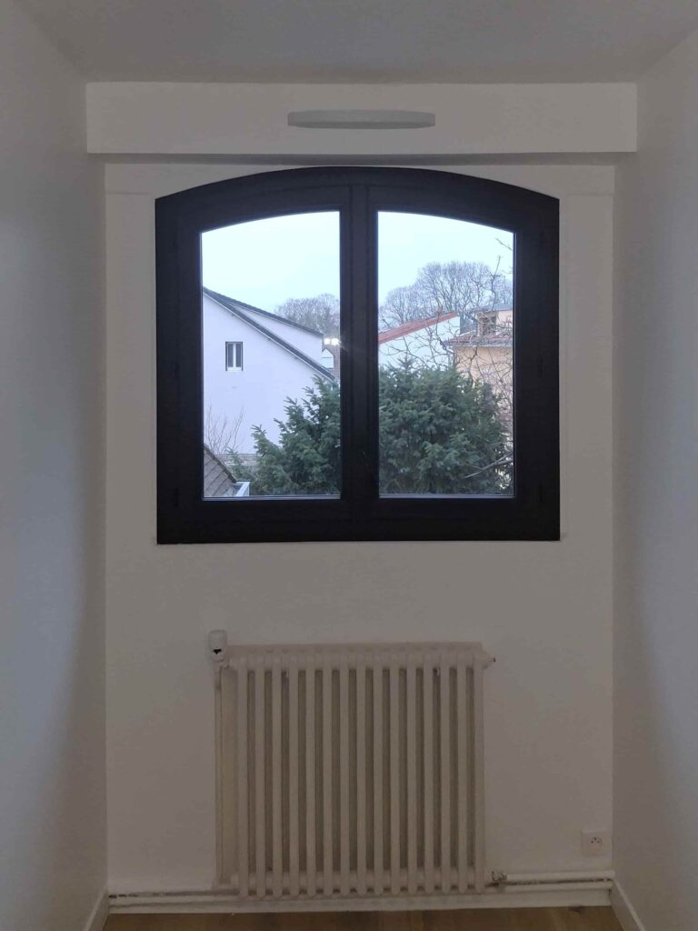 Entrée d’air autoréglable Anjos 22 m³/h installée sur coffrage de volet roulant en chambre.