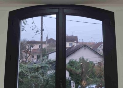 Entrée d’air autoréglable Anjos 22 m³/h posée sur coffrage de volet roulant.