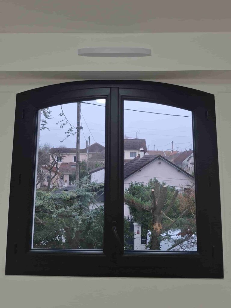 Entrée d’air autoréglable Anjos 22 m³/h posée sur coffrage de volet roulant.