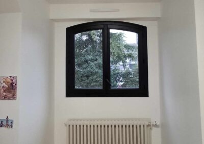 Entrée d’air autoréglable Anjos 22 m³/h installée sur coffrage de volet roulant dans une chambre.