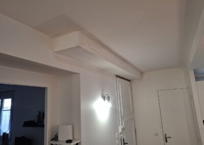 Habillage en plaque de plâtre permettant l’intégration des gaines de ventilation au-dessus d’une menuiserie.