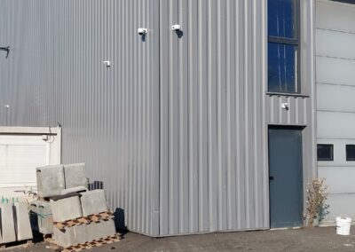Locaux professionnels d’une entreprise équipés de caméras de vidéosurveillance Dahua pour surveiller les accès et les abords.