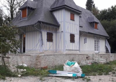 Maison individuelle équipée de caméras de vidéosurveillance Dahua installées en périphérie pour sécuriser les abords.