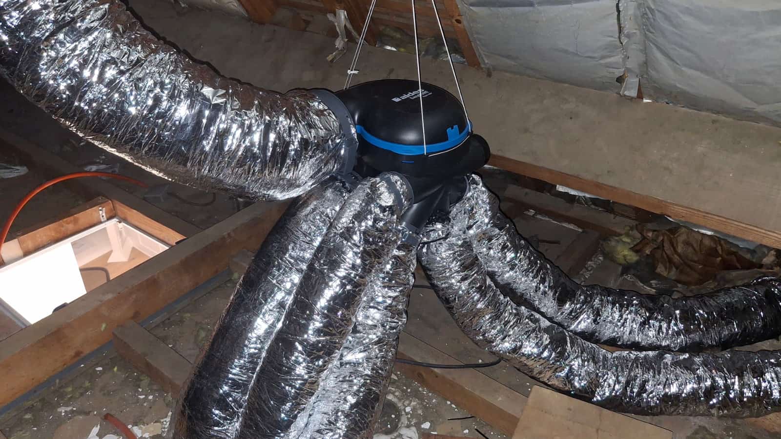 Installation de VMC en combles à Yerres Installation d’un caisson de VMC suspendu dans les combles d’un logement à Yerres