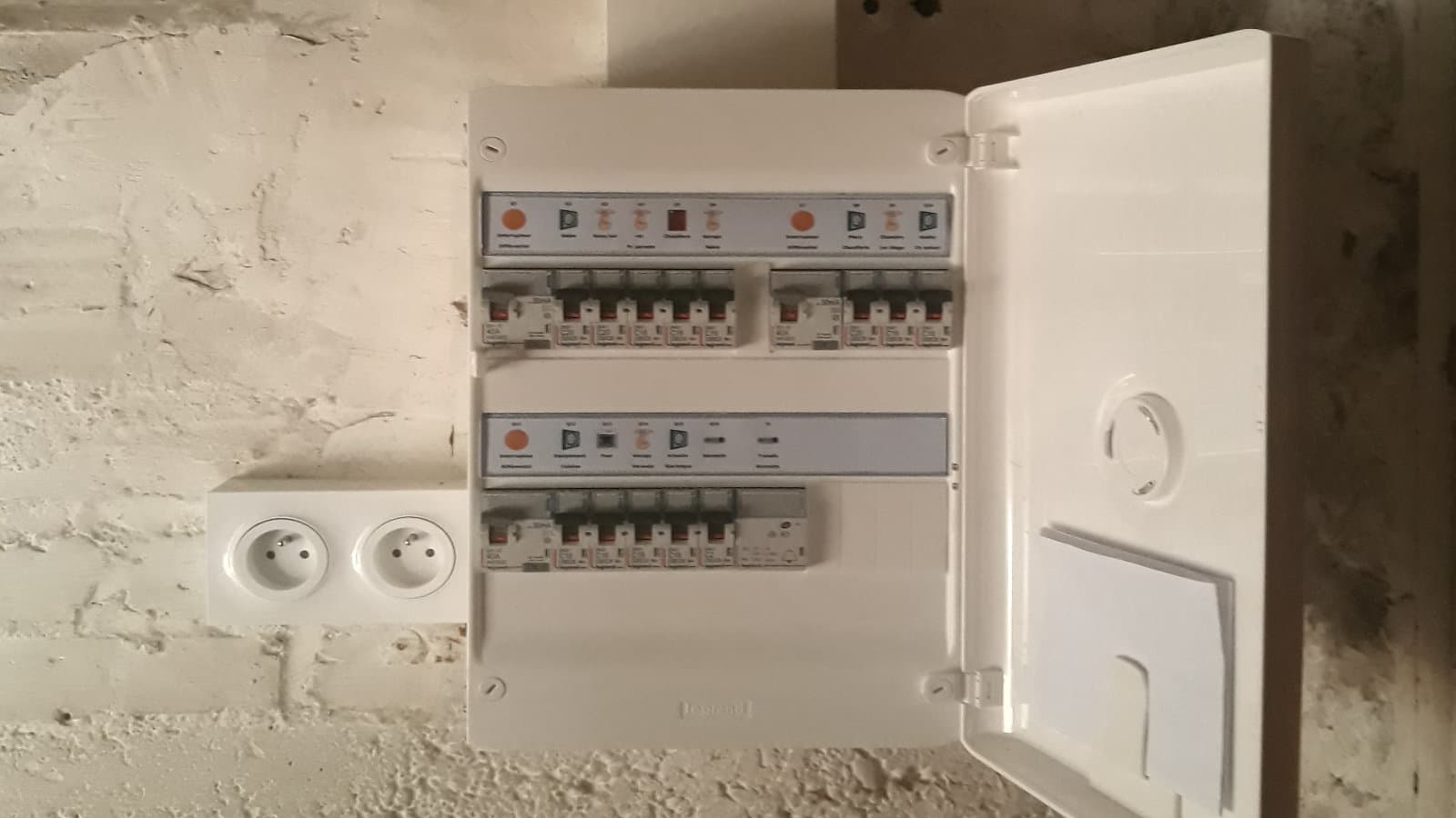 Tableau électrique domestique avec rangées de disjoncteurs et interrupteur différentiel