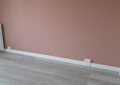 Remplacement d’une plinthe bois contenant des câbles électriques par une plinthe PVC avec prises en saillie