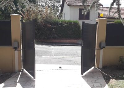 Motorisation CAME à bras articulé installée sur portail battant en aluminium