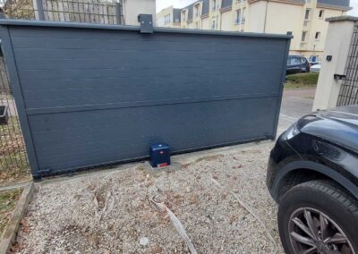 Moteur BFT installé sur portail coulissant en aluminium