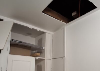 Ouverture réalisée dans le plafond pour création d’un accès aux combles.