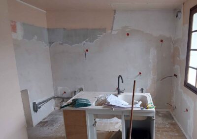Cuisine en rénovation électrique complète avec encastrement des circuits et tranchées rebouchées avant pose des prises électriques
