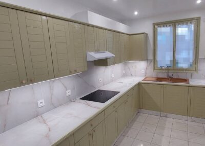 Cuisine après rénovation électrique avec prises plan de travail et éclairage LED sous meubles