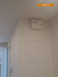 Sirène d’alarme intérieure avec boîtier métallique installée dans une habitation