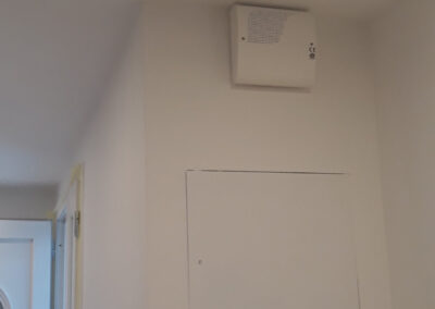 Sirène d’alarme intérieure avec boîtier métallique installée dans une habitation