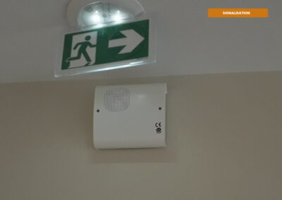 Sirène d’alarme intérieure Altec SI-MAX V3 auto-alimentée installée dans un local professionnel