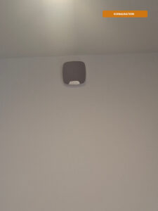 Sirène intérieure sans fil Ajax HomeSiren Jeweller installée en hauteur